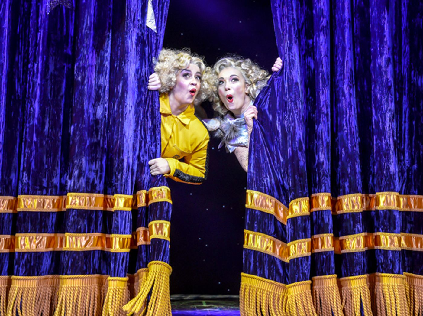 Photo Flash: First Look at MAGIC GOES WRONG at the Vaudeville Theatre  Image