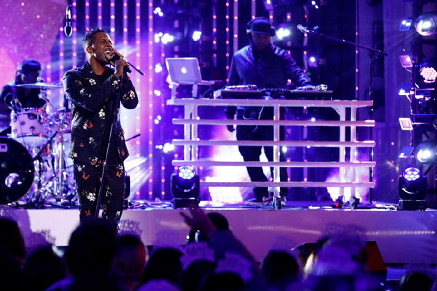 Photo Flash: See Leslie Odom Jr. Perform on NBC'S NEW YEAR'S EVE 2020  Image