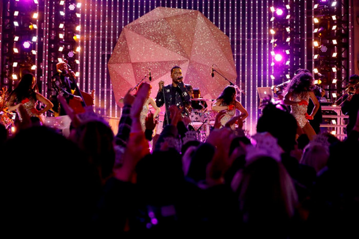 Photo Flash: See Leslie Odom Jr. Perform on NBC'S NEW YEAR'S EVE 2020  Image