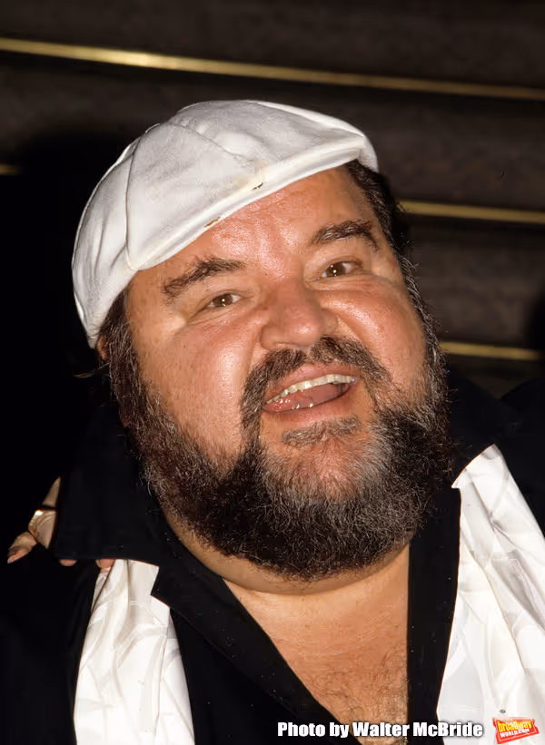 Dom DeLuise signs copies of his children's book, 