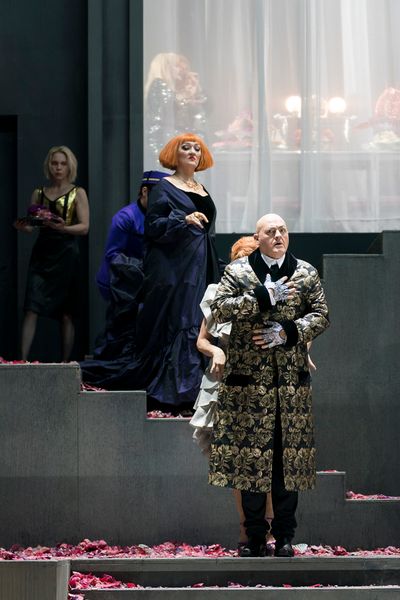 Michaela Schuster (Herodias), John Daszak (Herodes), Tatiana Kuryatnikova (Page der H Photo