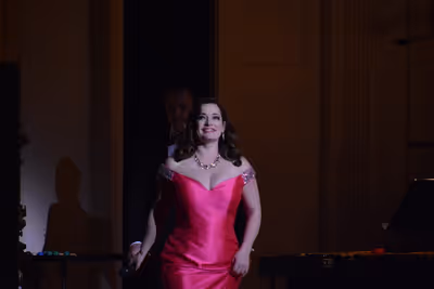 Laura Michelle Kelly Photo