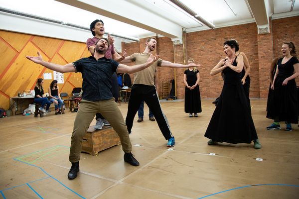 The cast of THE UNSINKABLE MOLLY BROWN Photo