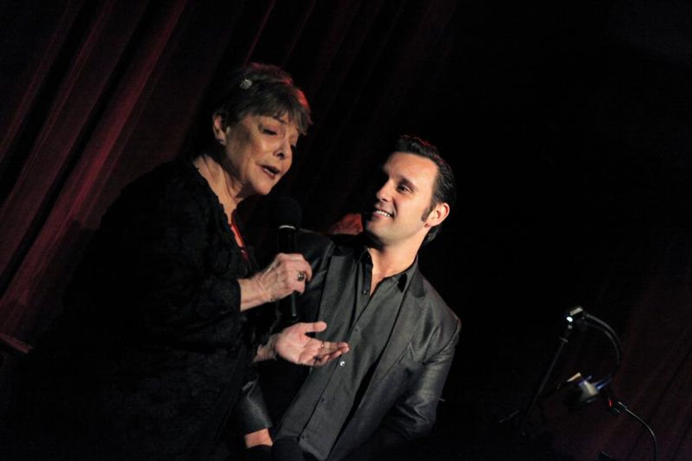 Review: SANDY STEWART, NICOLAS KING AND MIKE RENZI Light Up The Beach Cafe With Their Brilliance  Image