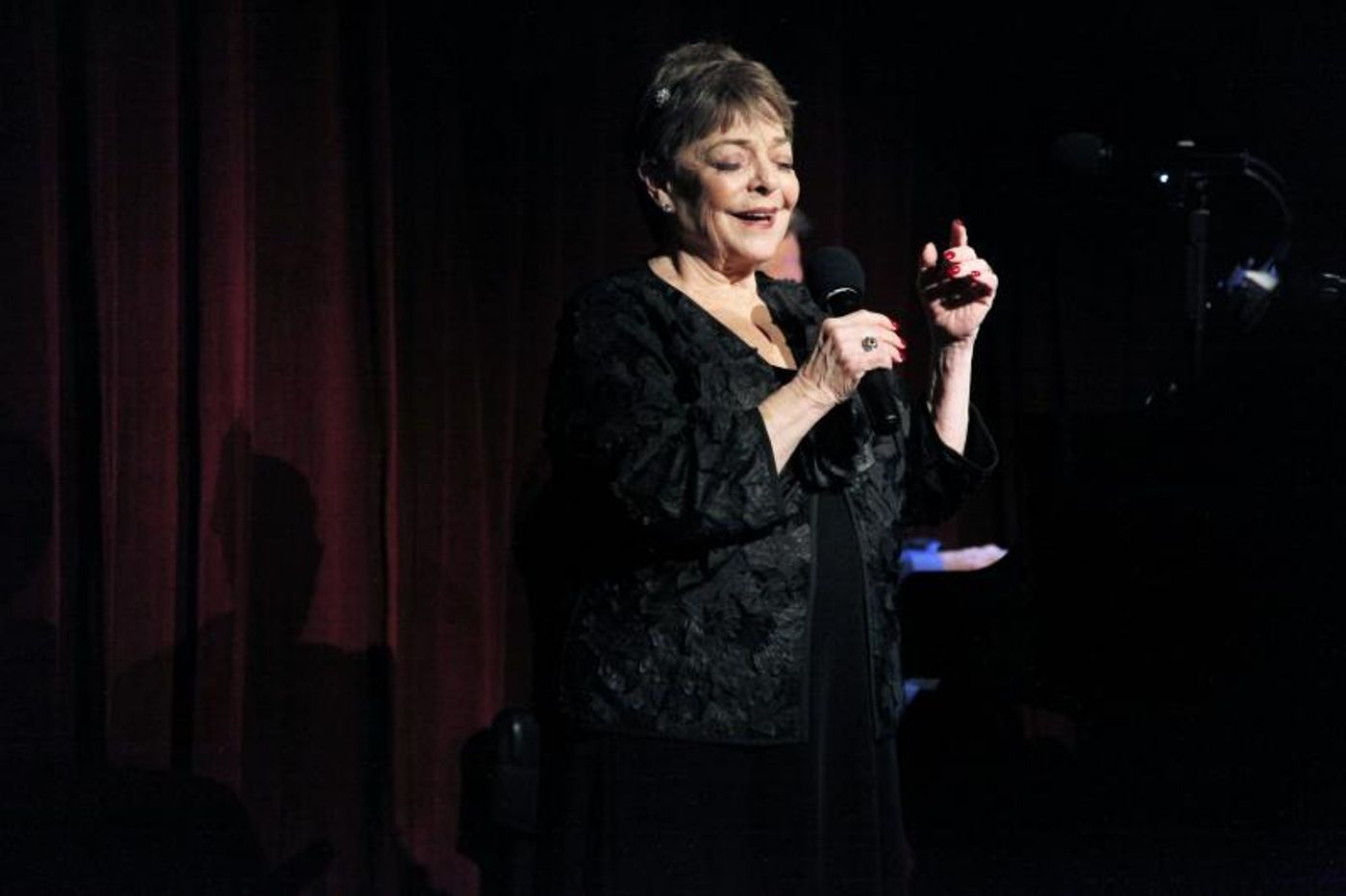 Review: SANDY STEWART, NICOLAS KING AND MIKE RENZI Light Up The Beach Cafe With Their Brilliance  Image