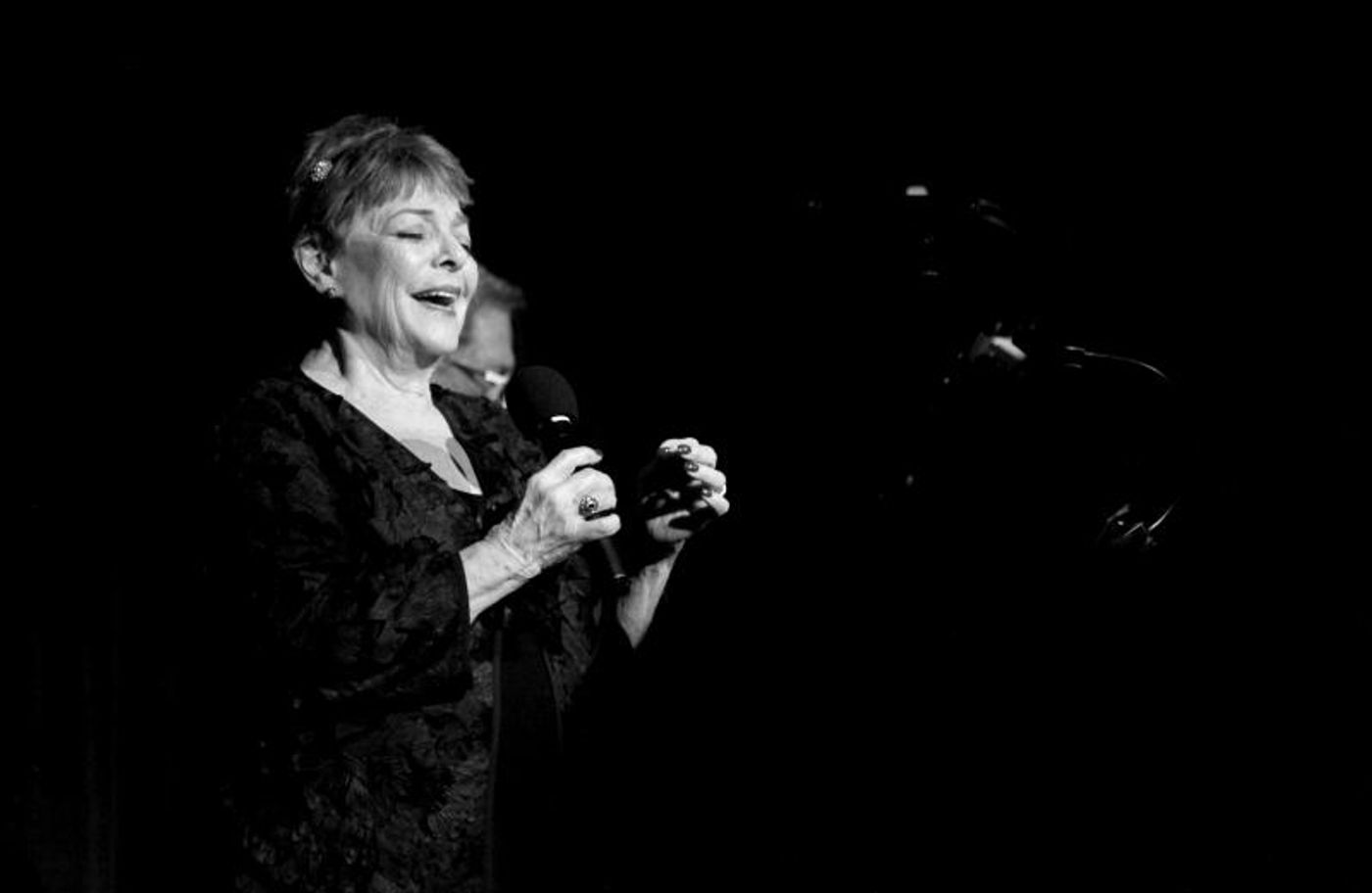 Review: SANDY STEWART, NICOLAS KING AND MIKE RENZI Light Up The Beach Cafe With Their Brilliance  Image