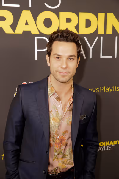 Skylar Astin Photo