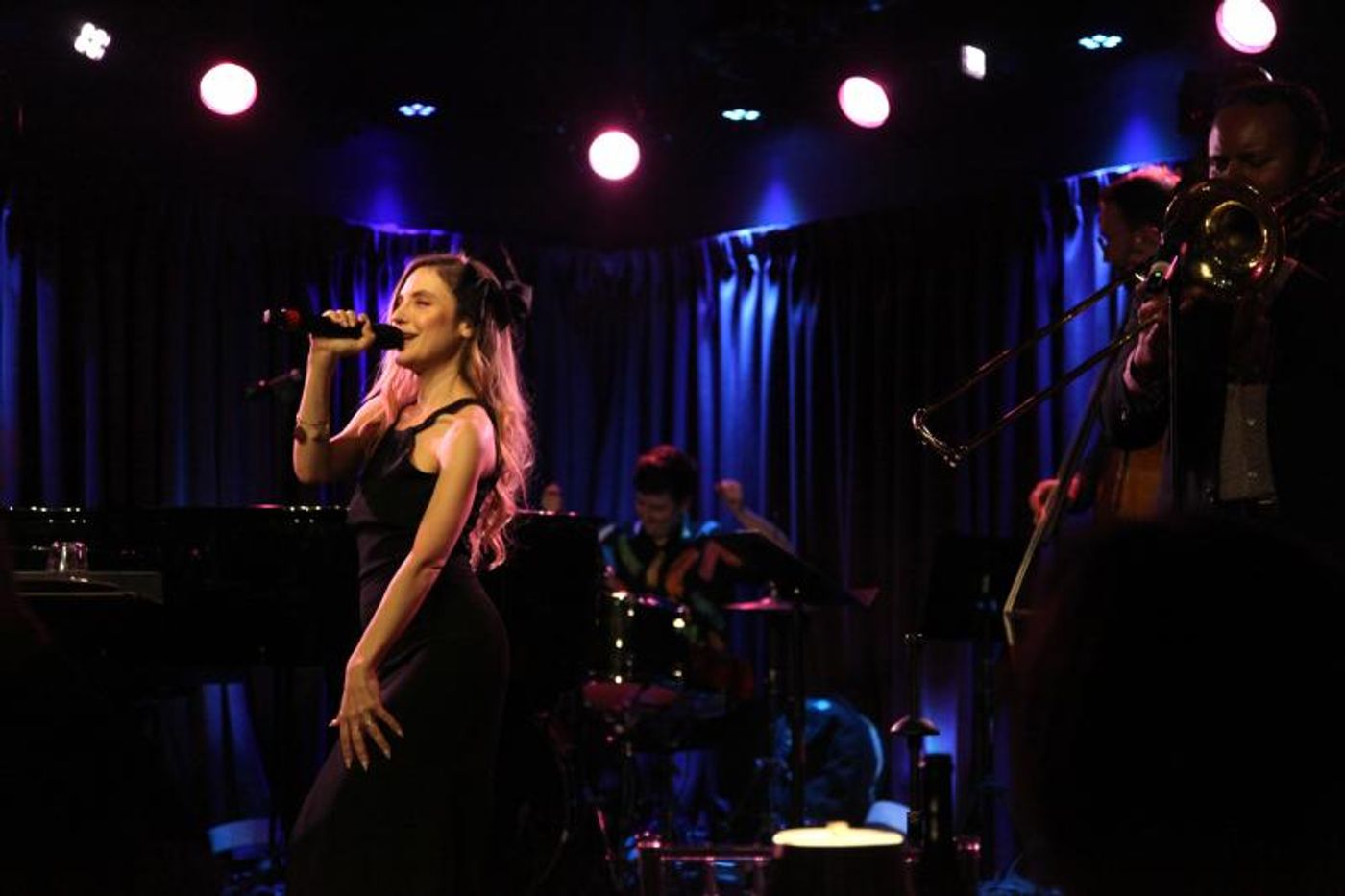 Review: SAMANTHA SIDLEY Brings “Something Cool” With Her Open Queerness And Her Smooth Jazz Stylings To The Stage At The Green Room 42 Review: SAMANTHA SIDLEY Brings “Something Cool” With Her Open Queerness And Her Smooth Jazz Stylings To The Stage At The Green Room 42 Image