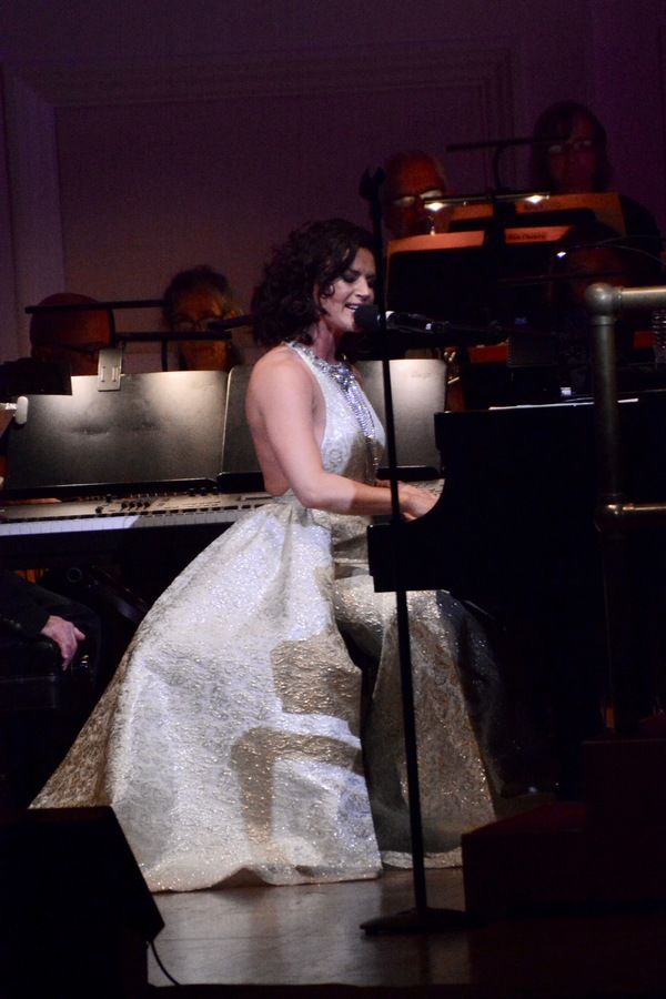 Carrie Manolakos Photo