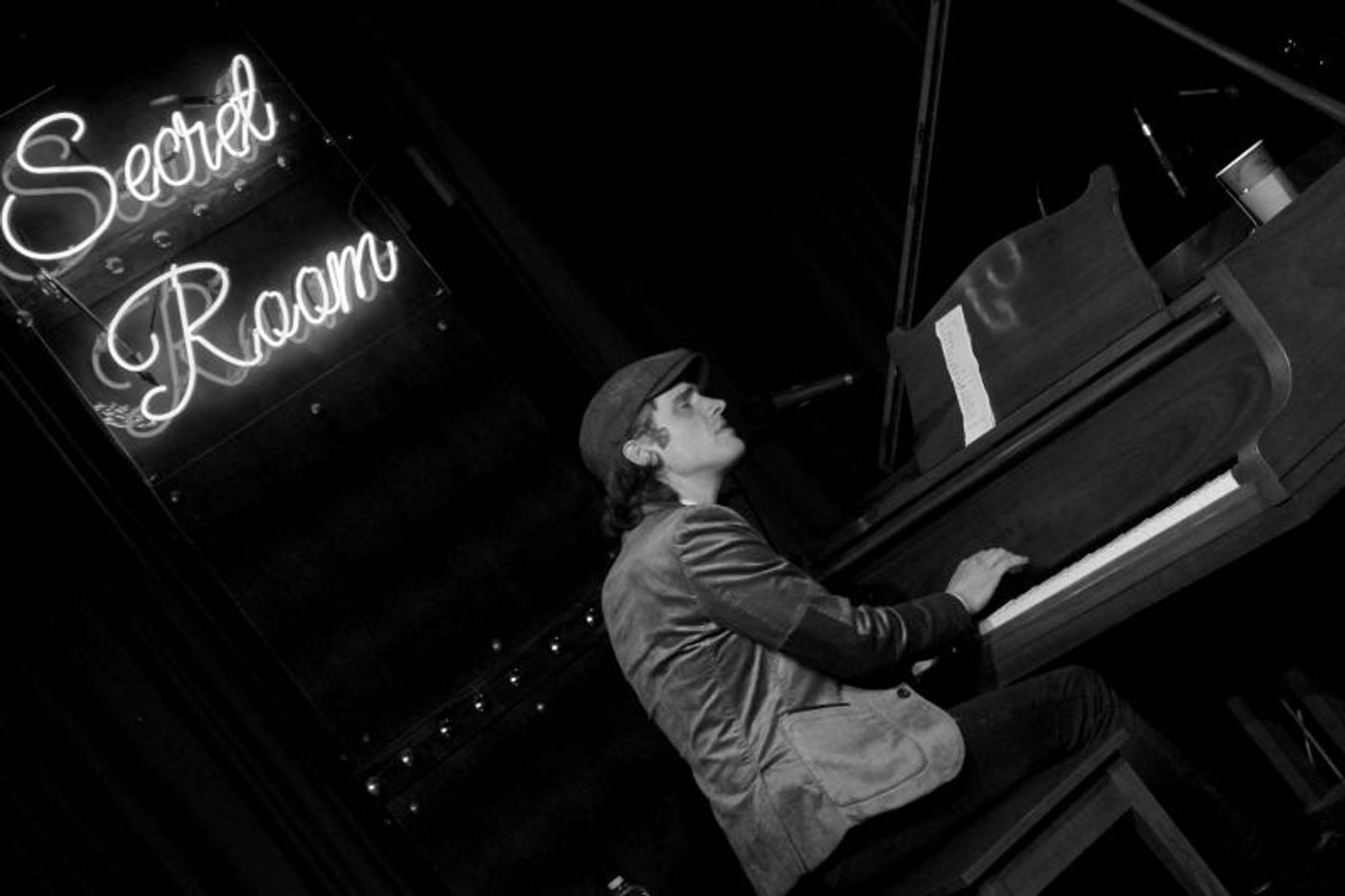 Review: Audience Members are the Big Winners When JEREMIAH LLOYD HARMON Plays Hidden Cabaret  Image