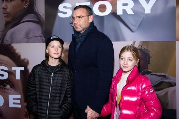 Liev Schrieber and his children Photo
