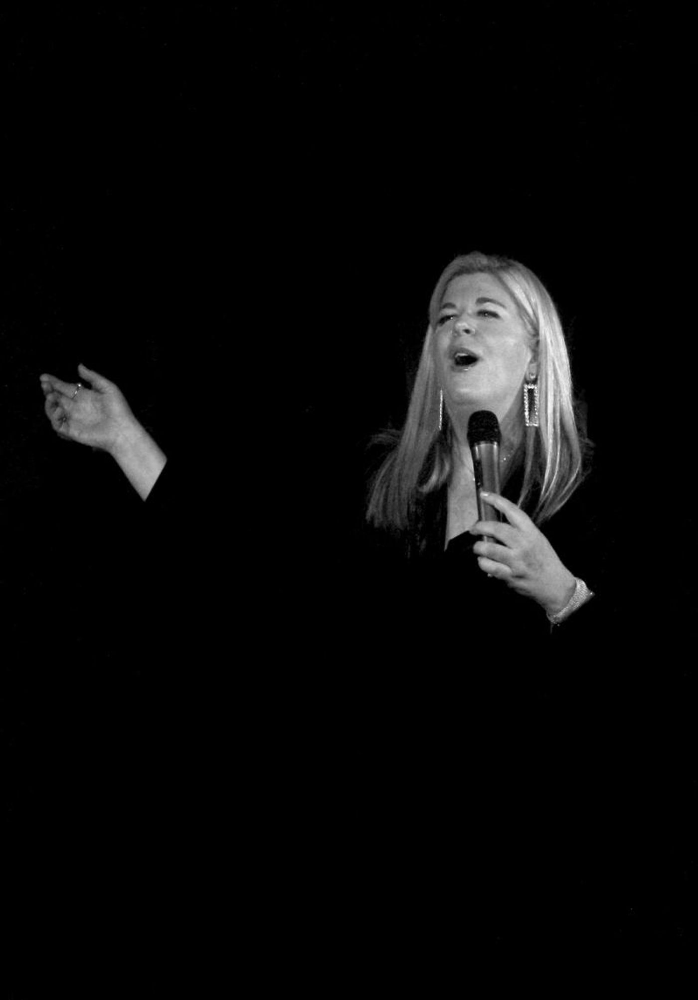 Review: Lauren Frazza Leaves Crowd FEELIN' GOOD at Pangea  Image