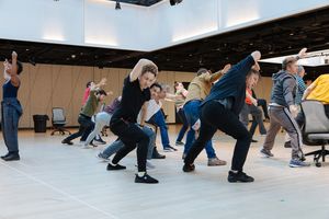 Roslyn Ruff and chorus members @ BroadwayWorld Roslyn Ruff and chorus members Photo