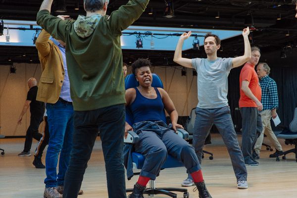 Roslyn Ruff and chorus members  Photo