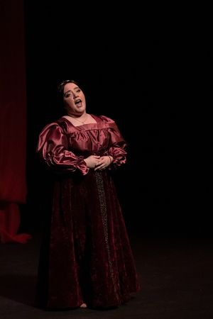 Juliette (Rachel Eve Holmes) singing to her Rom o.  Photo