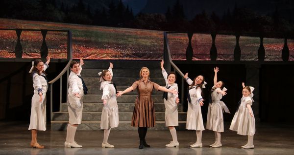 Lara Hayhurst and the von Trapp Children Photo