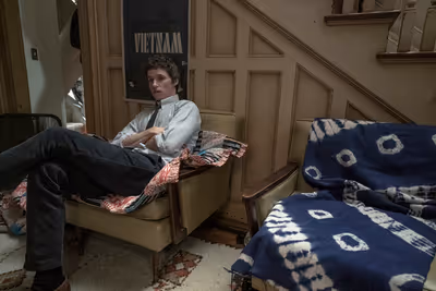  EDDIE REDMAYNE as Tom Hayden i  Photo