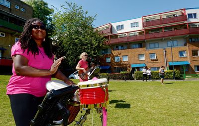 Hannabiell Sanders (percussion) and Linday Hannon (bass and vocals) entertain Byker e Photo