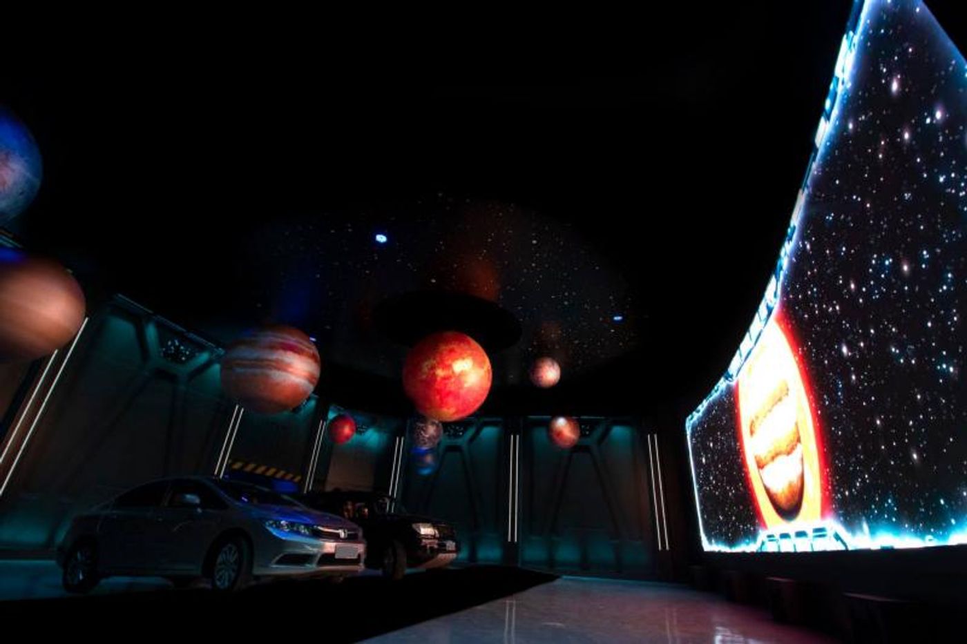 Review: An All Family Entertainment,  VIANOVA AND THE SPACE TRAVELERS Is A New Show Of Lights, Laser, Projections and Music For Pandemic Times  Image