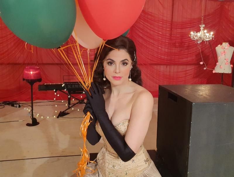 Review: Renata Ricci Returns to the Stage with the Online Show FRENCH KISS- NA INTIMIDADE Review: Renata Ricci Returns to the Stage with the Online Show FRENCH KISS- NA INTIMIDADE Image