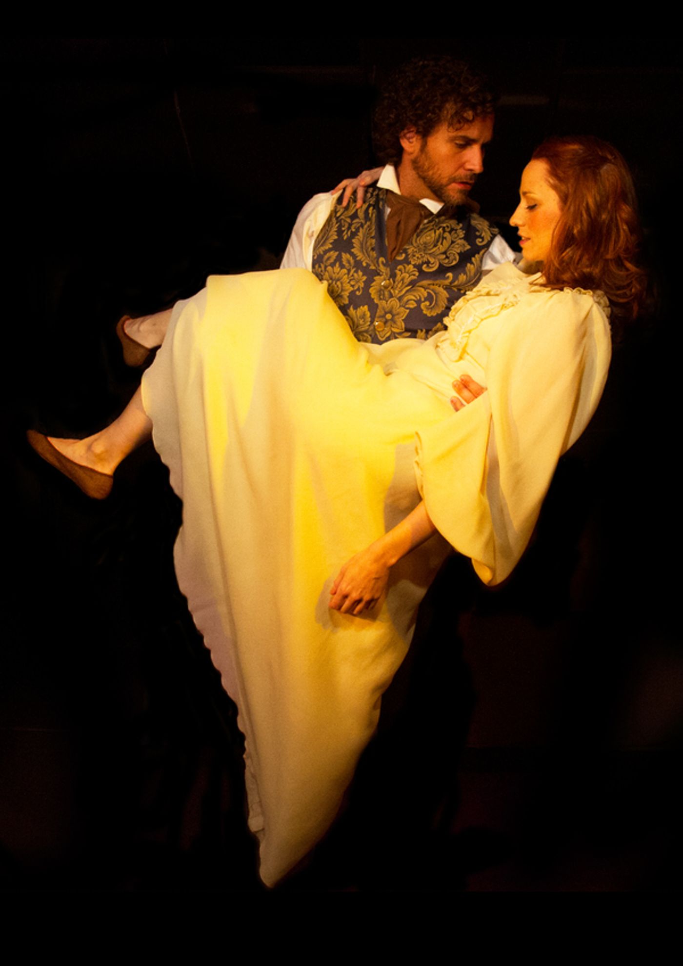 JUGAR A SER DIOS llega a tiempo para Halloween  Image