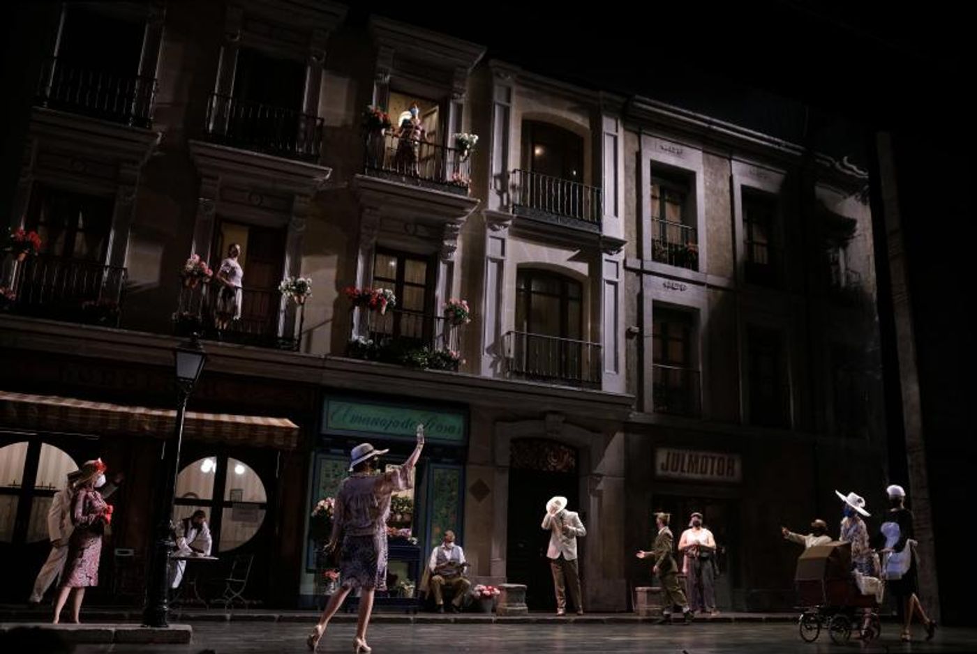 Ruth Iniesta, Sylvia Parejo y Ángel Ruiz en LA DEL MANOJO DE ROSAS en el Teatro de la Zarzuela Ruth Iniesta, Sylvia Parejo y Ángel Ruiz en LA DEL MANOJO DE ROSAS en el Teatro de la Zarzuela Image