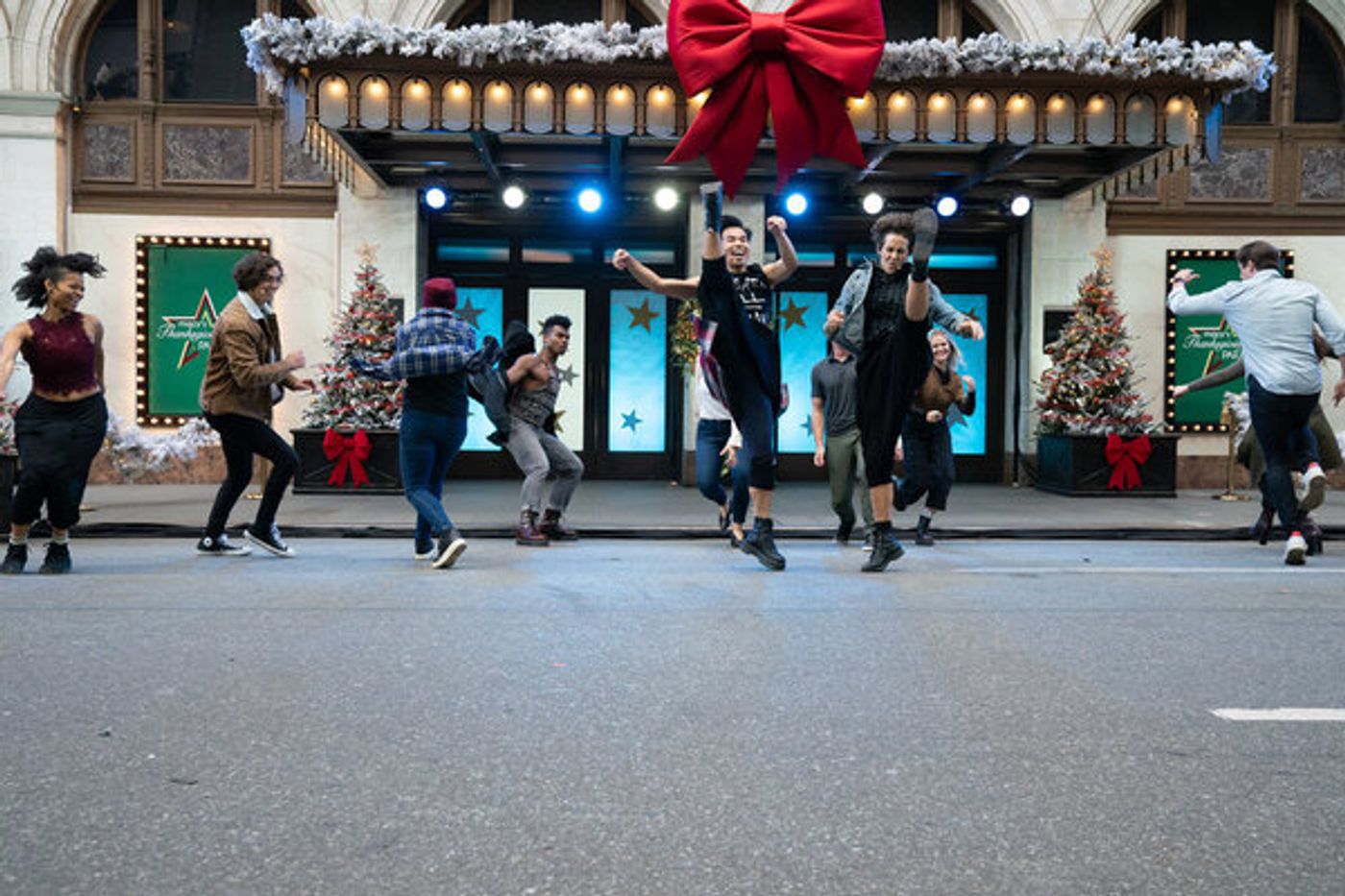 Photo Flash: The Casts of JAGGED LITTLE PILL, HAMILTON, MEAN GIRLS, and AIN'T TOO PROUD Perform at the MACY'S THANKSGIVING DAY PARADE Photo Flash: The Casts of JAGGED LITTLE PILL, HAMILTON, MEAN GIRLS, and AIN'T TOO PROUD Perform at the MACY'S THANKSGIVING DAY PARADE Image