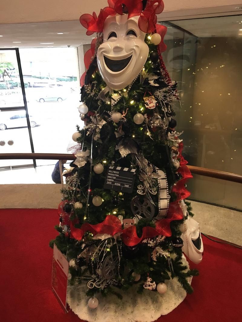 Social Roundup: Our Readers Share Their Theater-Themed Holiday Decor!  Image
