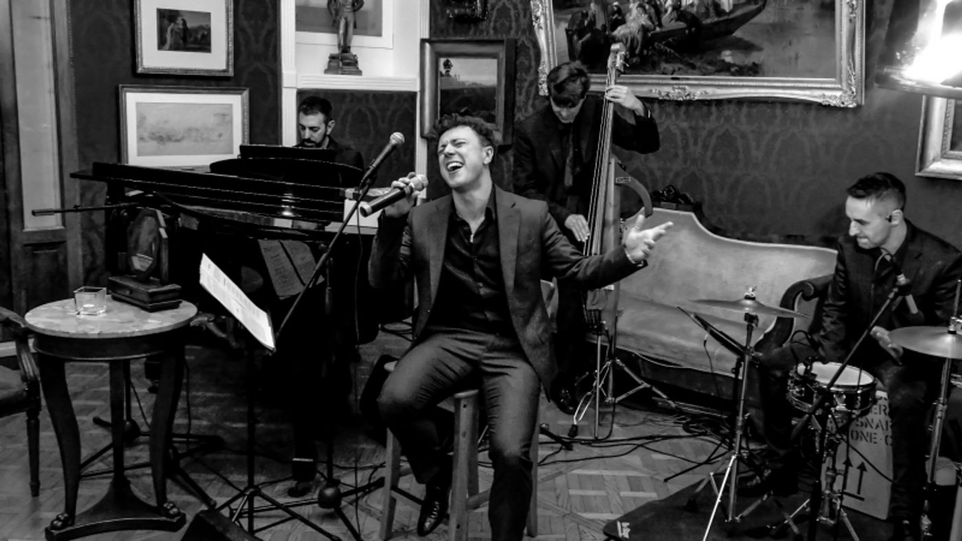 Michelangelo Nari in VOUS PERMETTEZ AZNAVOUR?  all'Antico Caffè Greco di Roma COMUNICATO STAMPA  Image