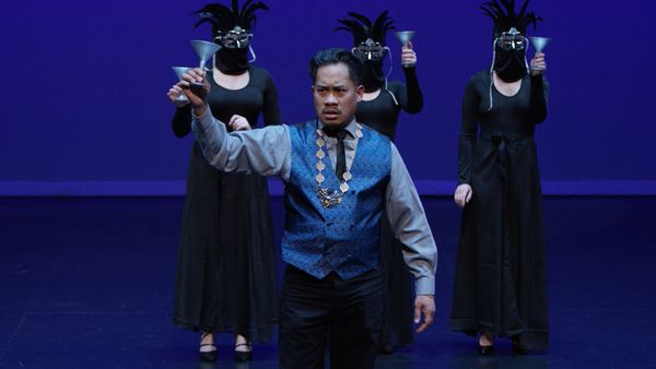Edwin Castillo (Macbeth)
Brooke Beyer, Sara Schaefer, Margo Von Buseck (Coven)
Photo  Photo