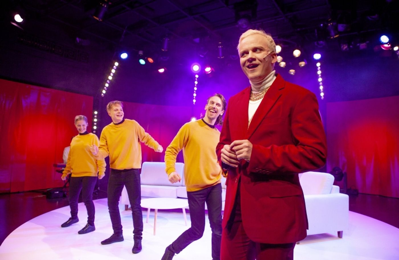 BWW Arvio: Ihmiset pakenevat toksisuutta Marsiin, kuin menneisyyden munkit luostareihin, TOKSINEN KABAREE BWW Arvio: Ihmiset pakenevat toksisuutta Marsiin, kuin menneisyyden munkit luostareihin, TOKSINEN KABAREE Image