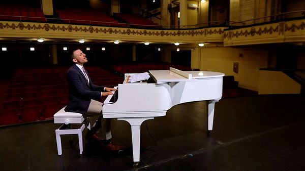 Tom Vendafreddo Photo