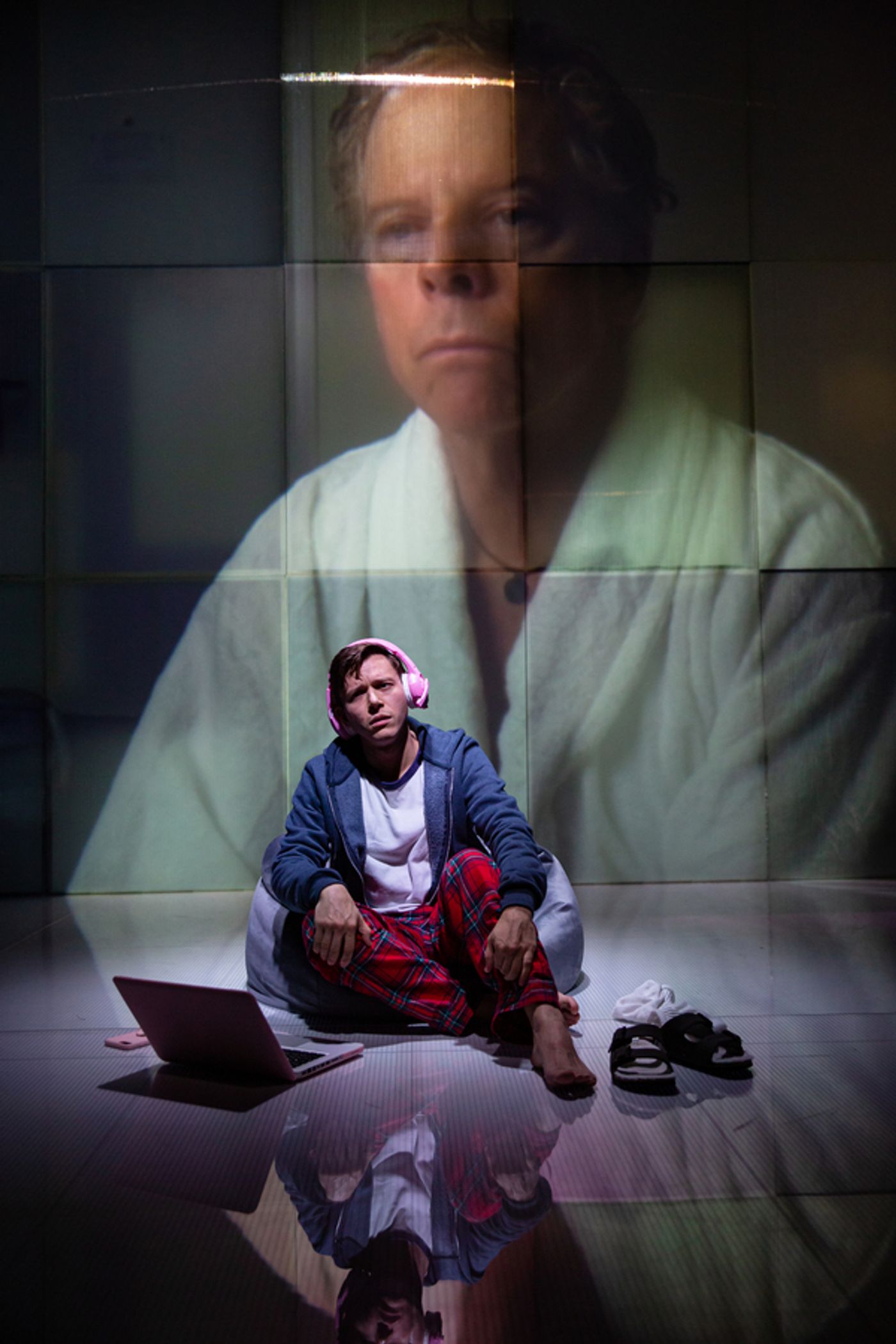 Photo Flash: HERDING CATS Starring Jassa Ahluwalia, Greg Germann and Sophie Melville Opens at Soho Theatre  Image