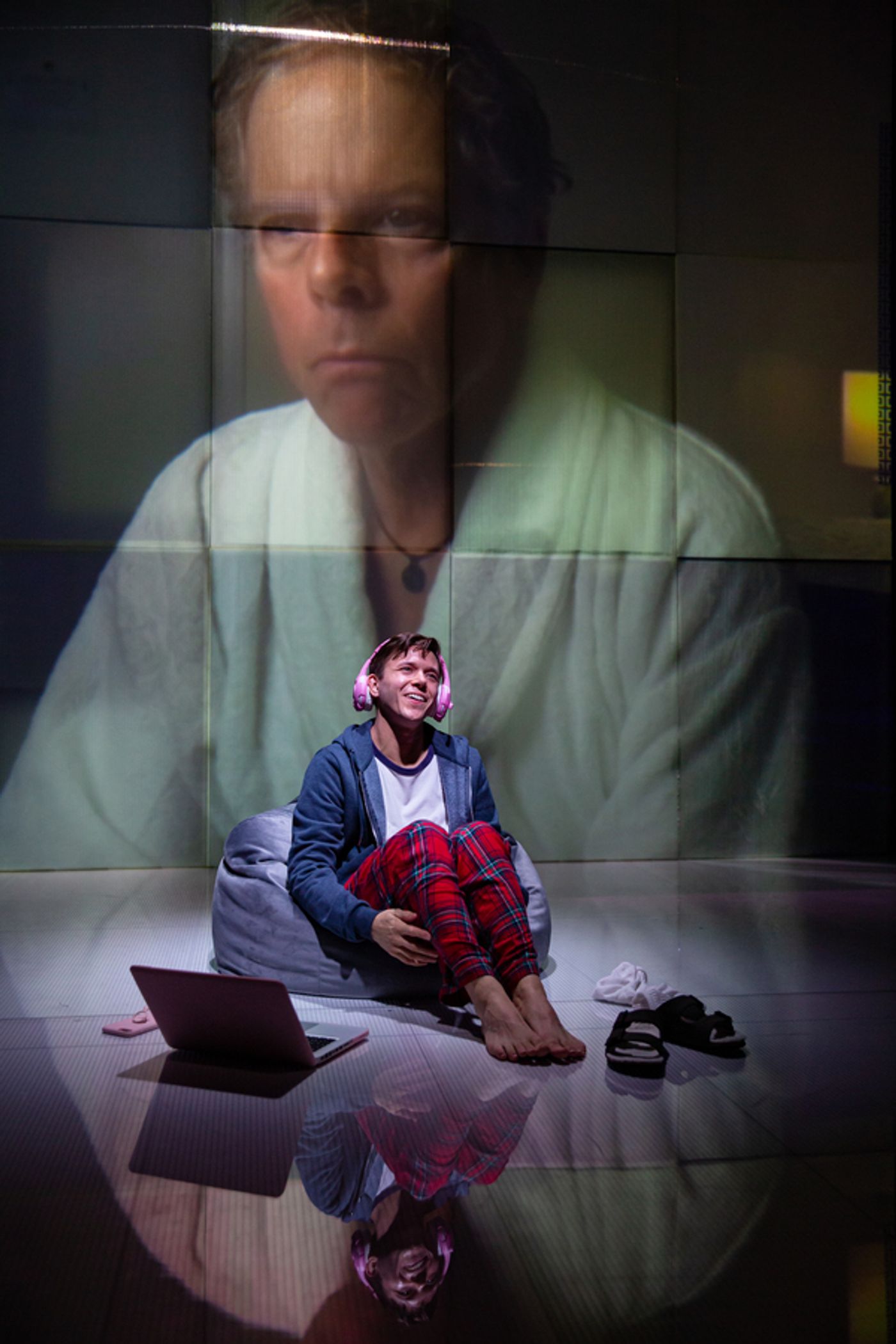 Photo Flash: HERDING CATS Starring Jassa Ahluwalia, Greg Germann and Sophie Melville Opens at Soho Theatre  Image