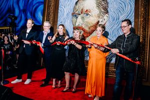 David Korins, Slava Zheleznyakov, Irina Shabshis, Maria Shclover, and Svetlana Dvoretsky @ BroadwayWorld David Korins, Slava Zheleznyakov, Irina Shabshis, Maria Shclover, and Svetlana Dvoret Photo