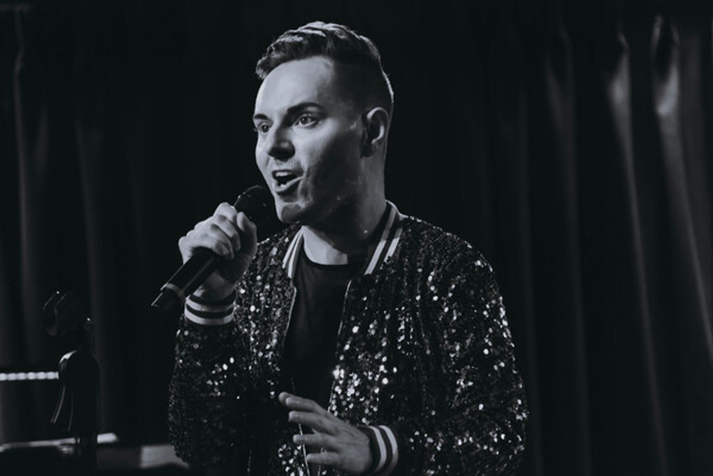 Photo Flash: Travis Moser Brings THE SONGS OF LINDA RONSTADT to The Green Room 42  Image