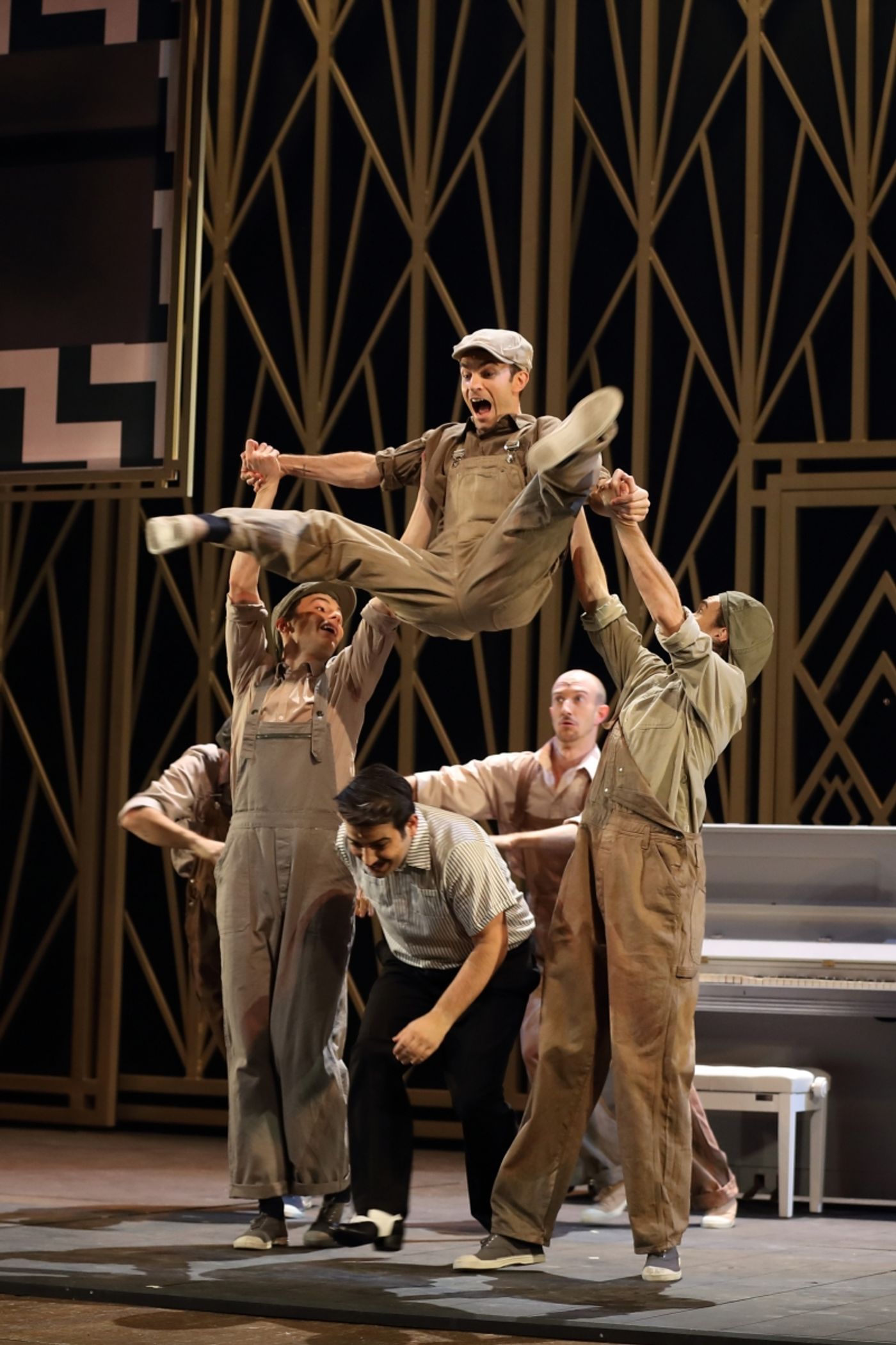 Review: SINGIN IN THE RAIN at Opéra Massy  Image