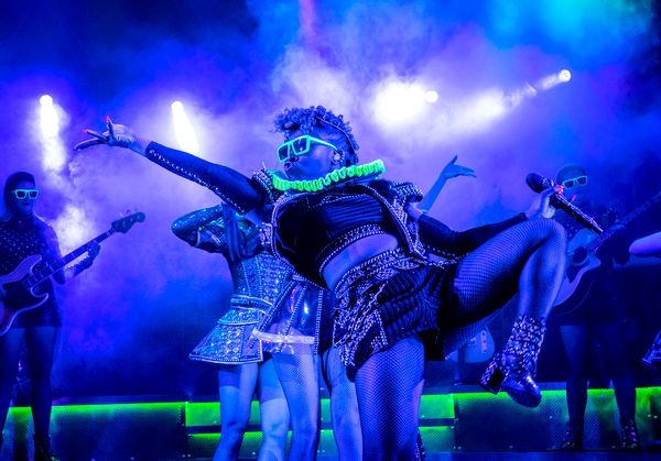 Photos: New Shots of the Queens of the SIX UK Tour! Photos: New Shots of the Queens of the SIX UK Tour! Image