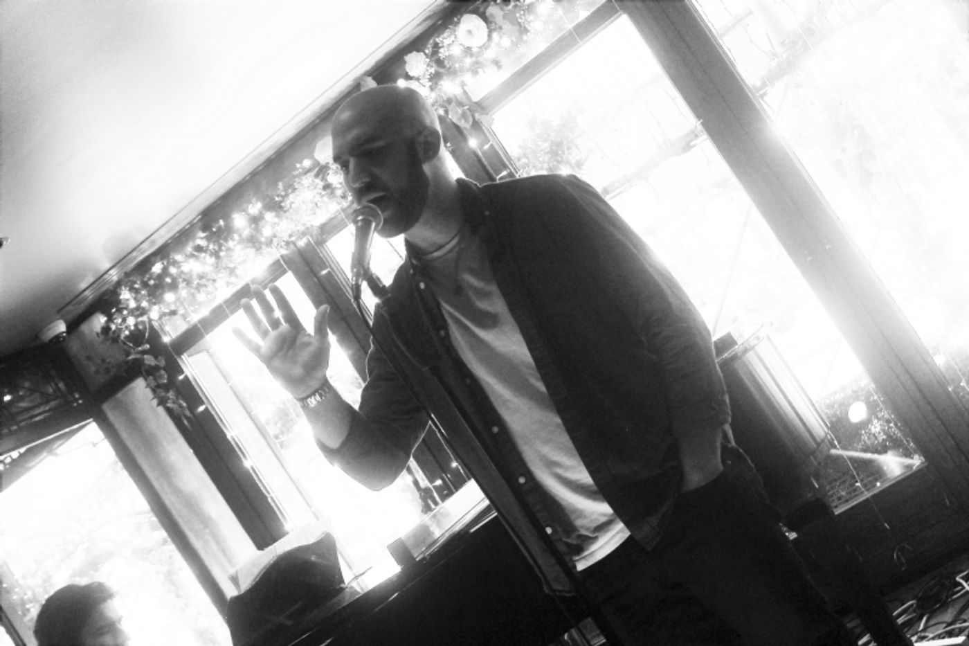 Review: Ari Axelrod Brings All He's Got To The Westbank Cafe  Image