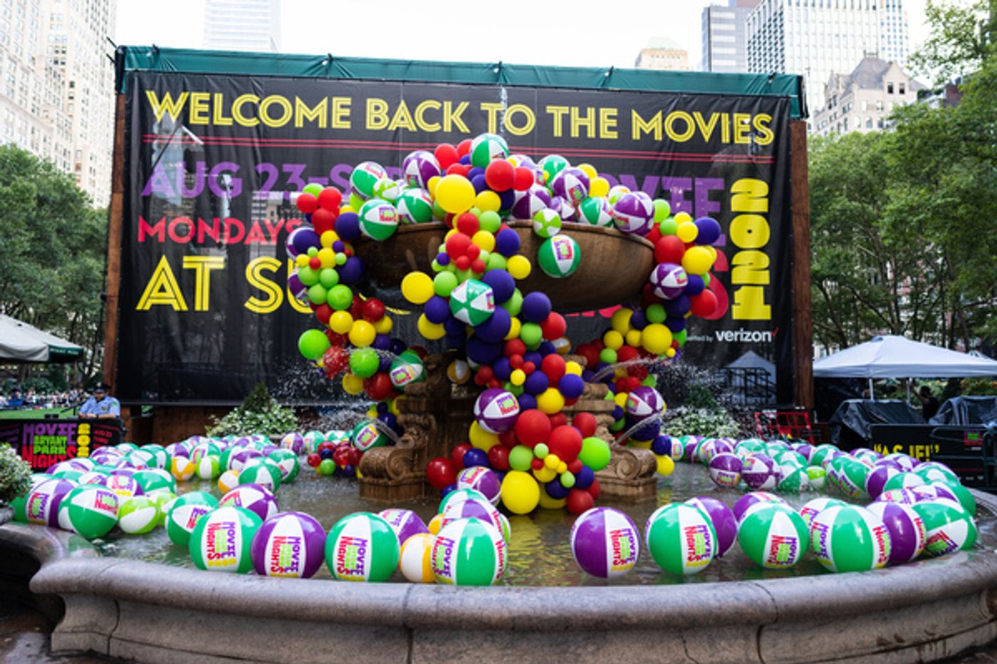 Photos: CLUELESS Star Elisa Donovan Surprises the Crowd at Bryant Park Movie Nights  Image