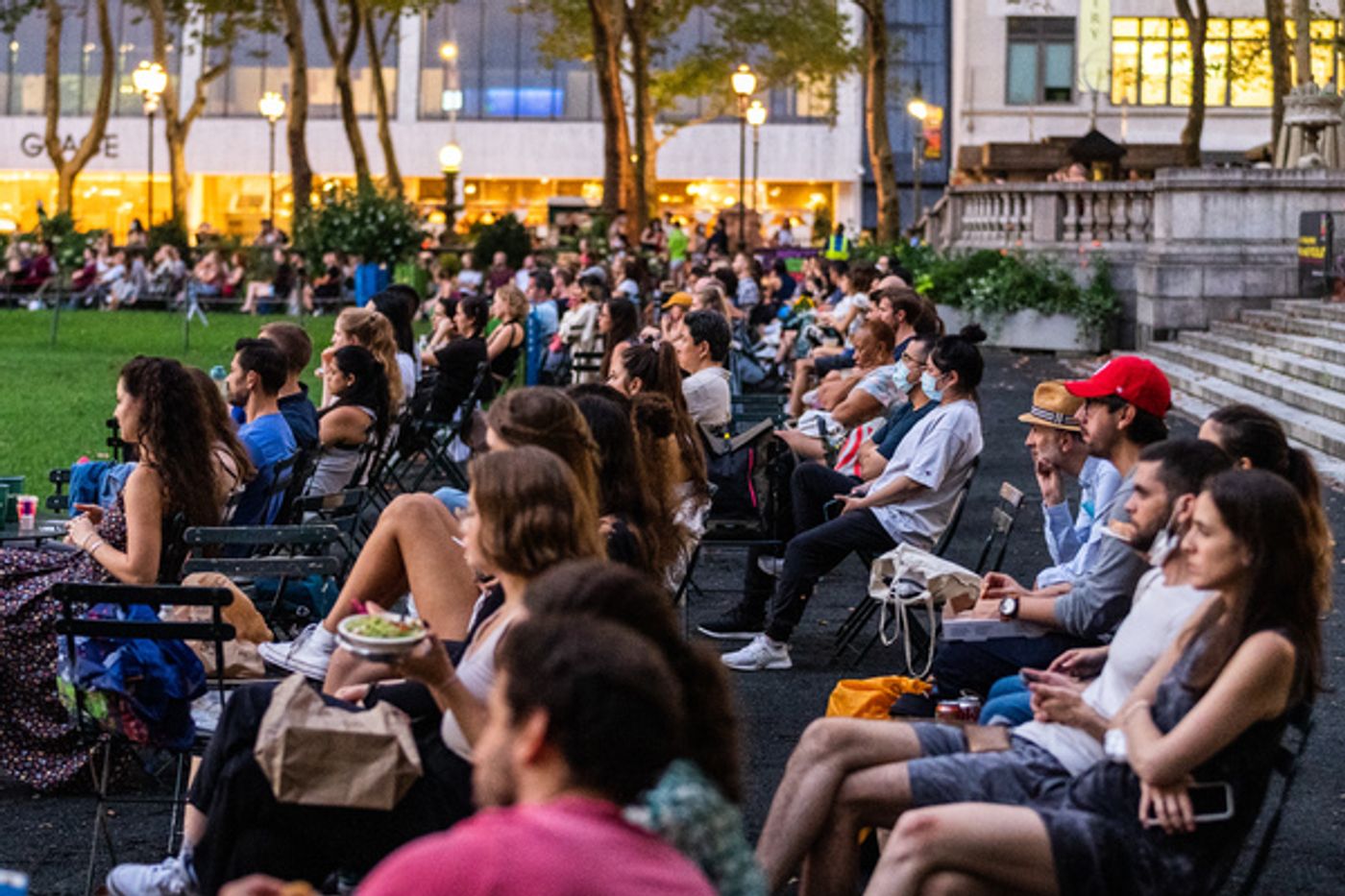 Photos: CLUELESS Star Elisa Donovan Surprises the Crowd at Bryant Park Movie Nights  Image