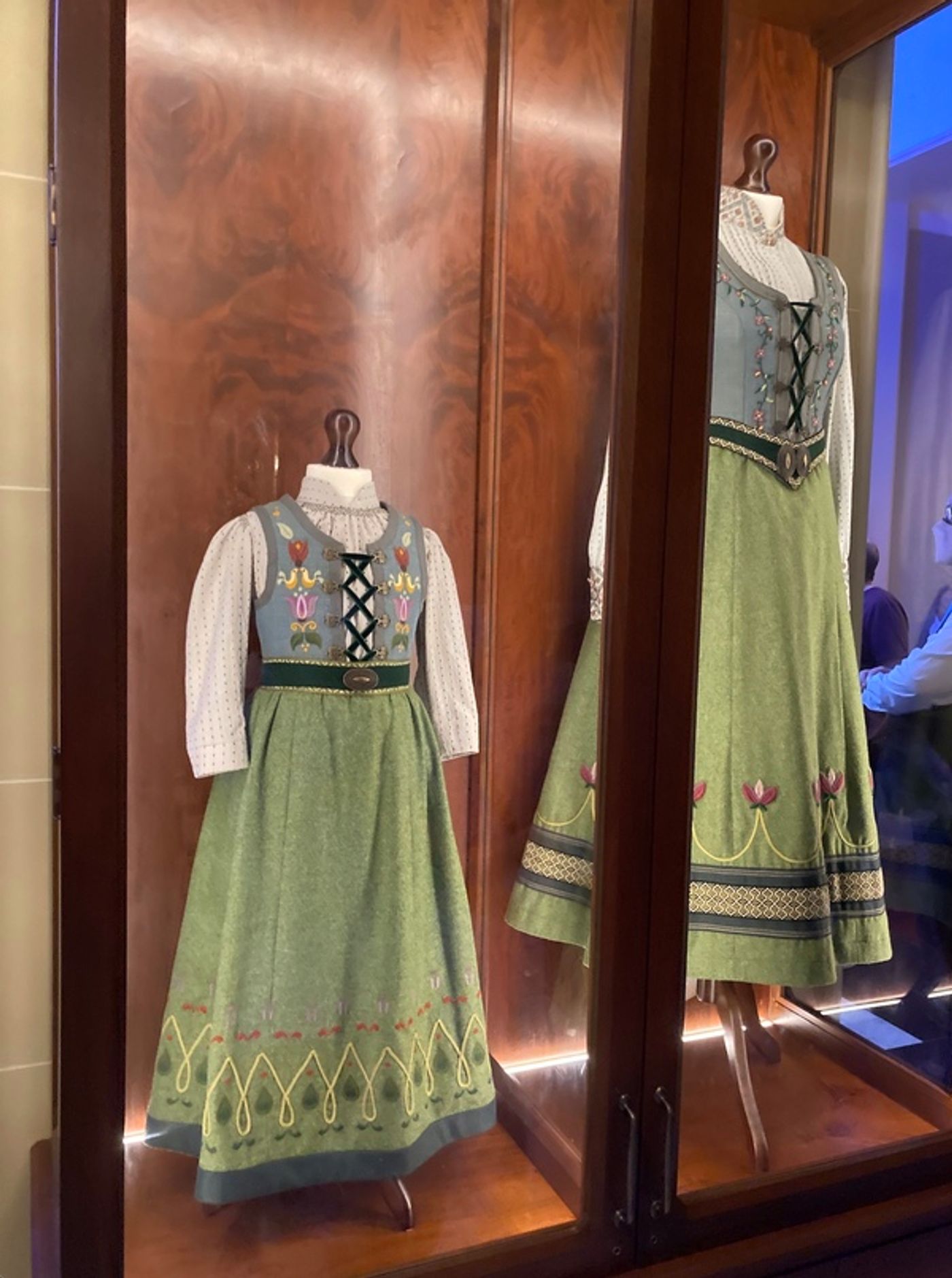 Photos: Go Inside the Refurbished Theatre Royal Drury Lane for First Preview of FROZEN  Image