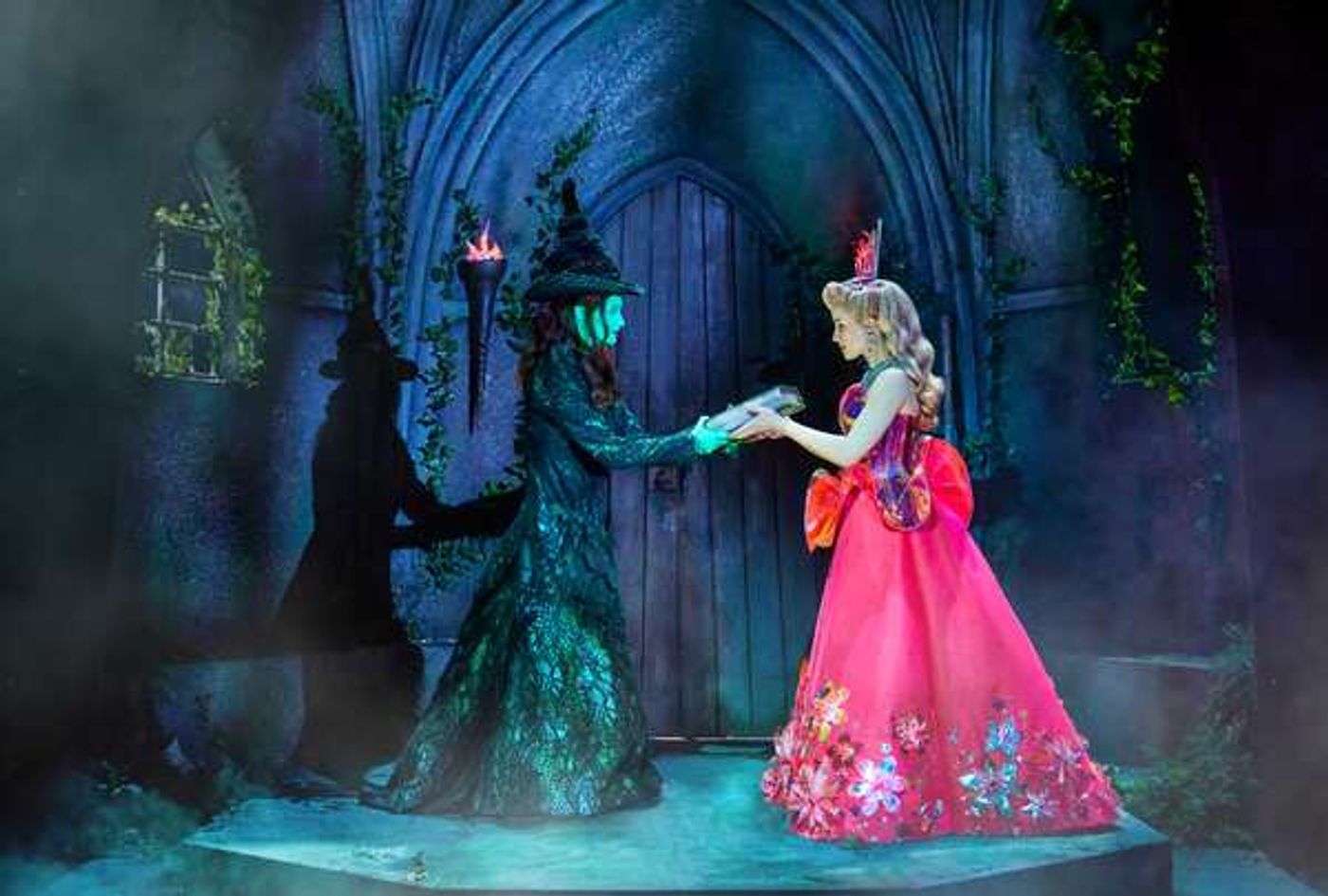 Photos: Get A First Look At The New Non-Replica Production of WICKED in Hamburg  Image