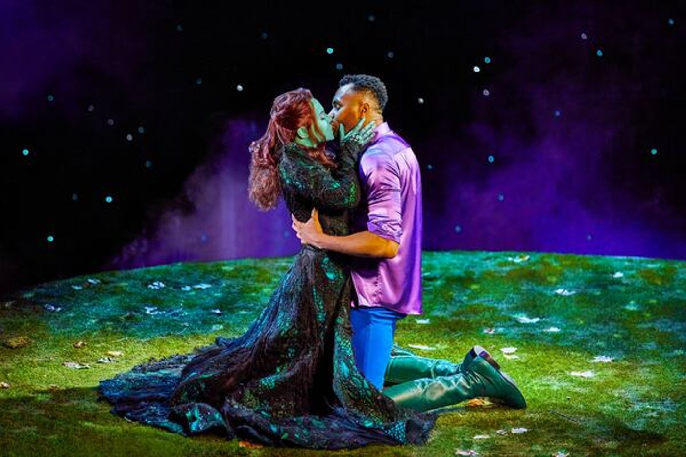 Photos: Get A First Look At The New Non-Replica Production of WICKED in Hamburg  Image