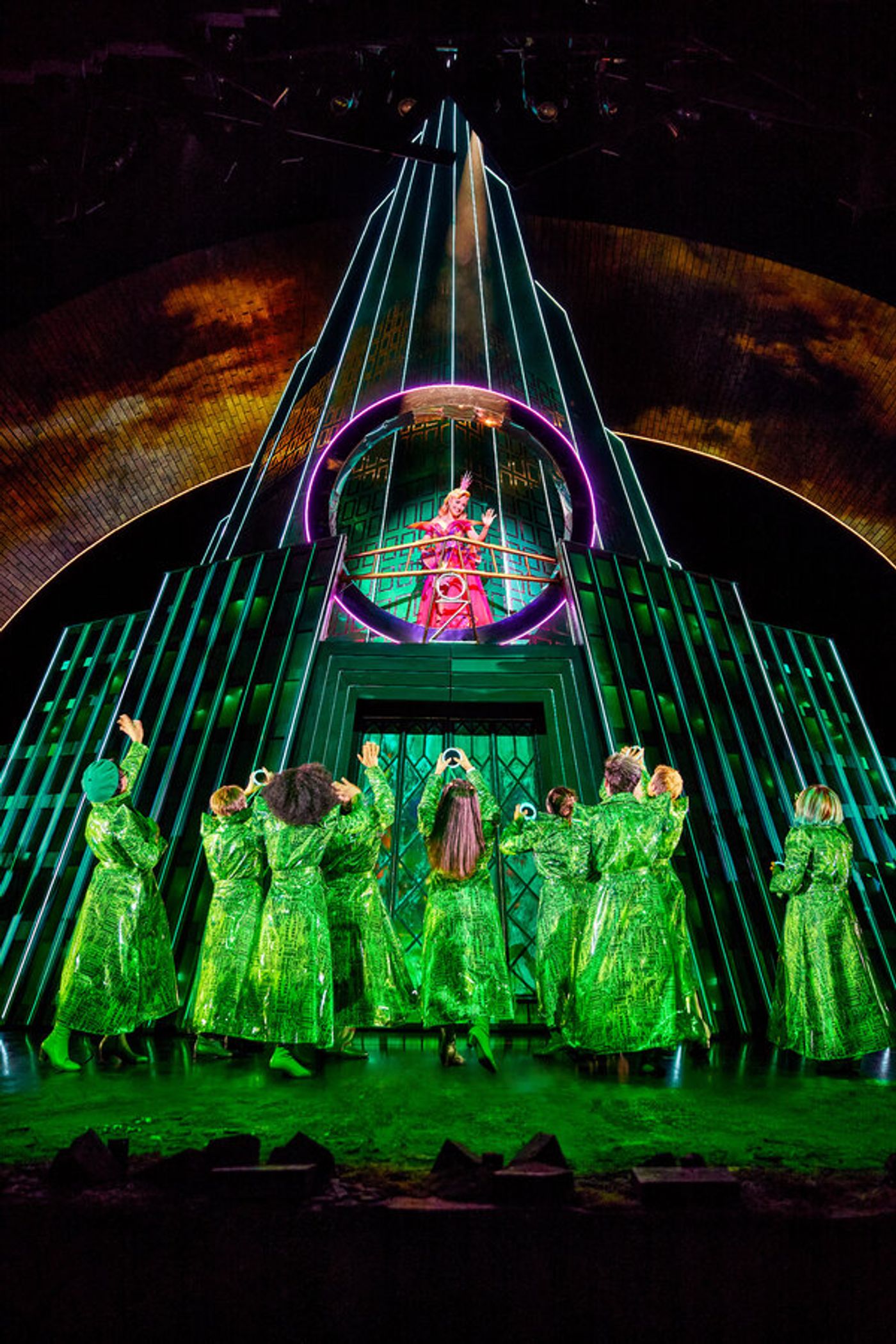 Photos: Get A First Look At The New Non-Replica Production of WICKED in Hamburg  Image