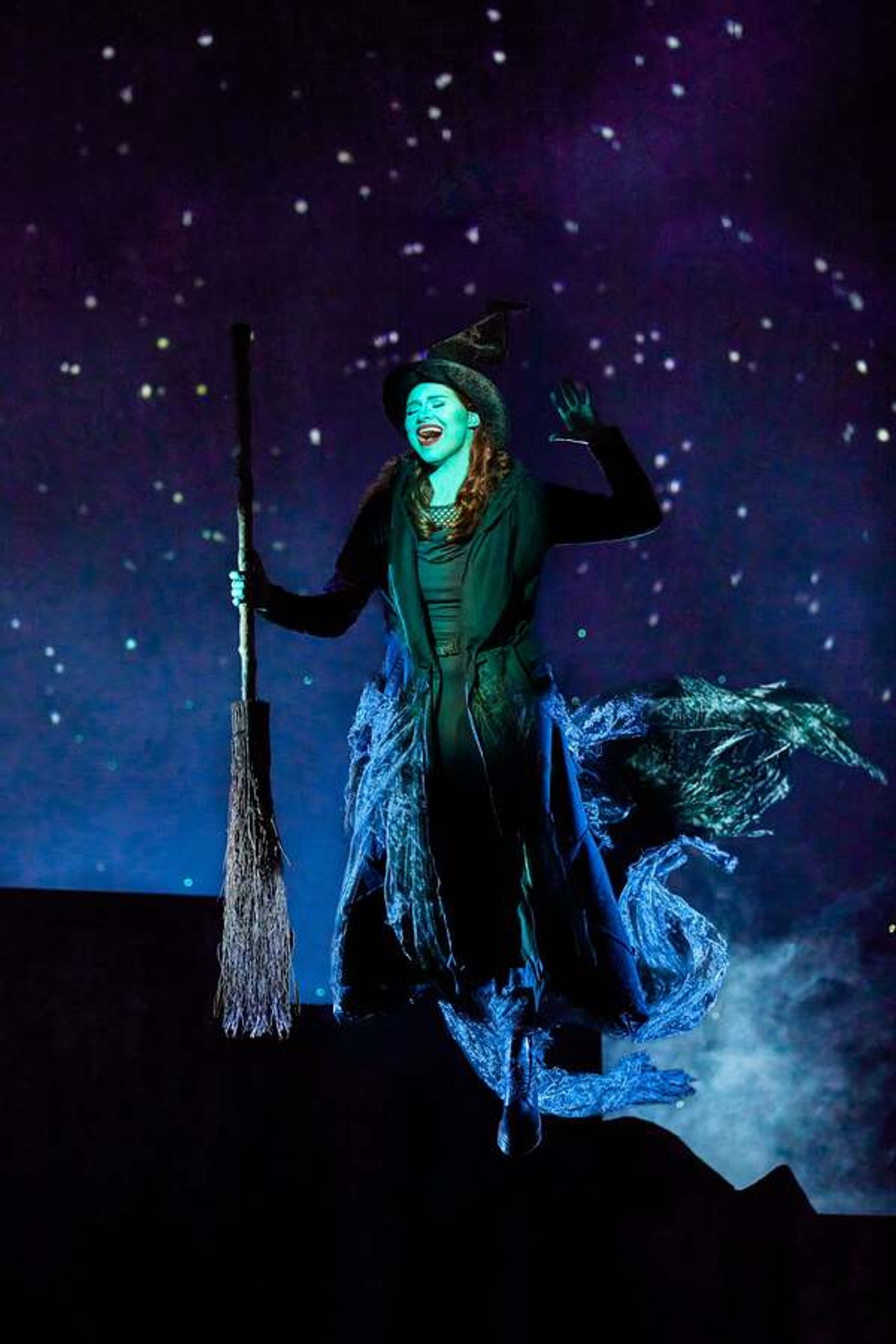 Photos: Get A First Look At The New Non-Replica Production of WICKED in Hamburg  Image