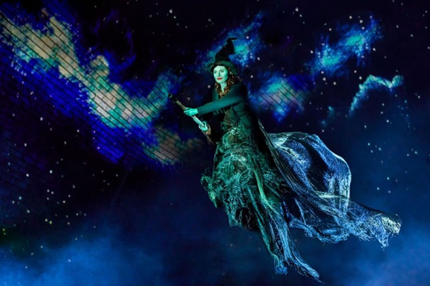 Photos: Get A First Look At The New Non-Replica Production of WICKED in Hamburg  Image
