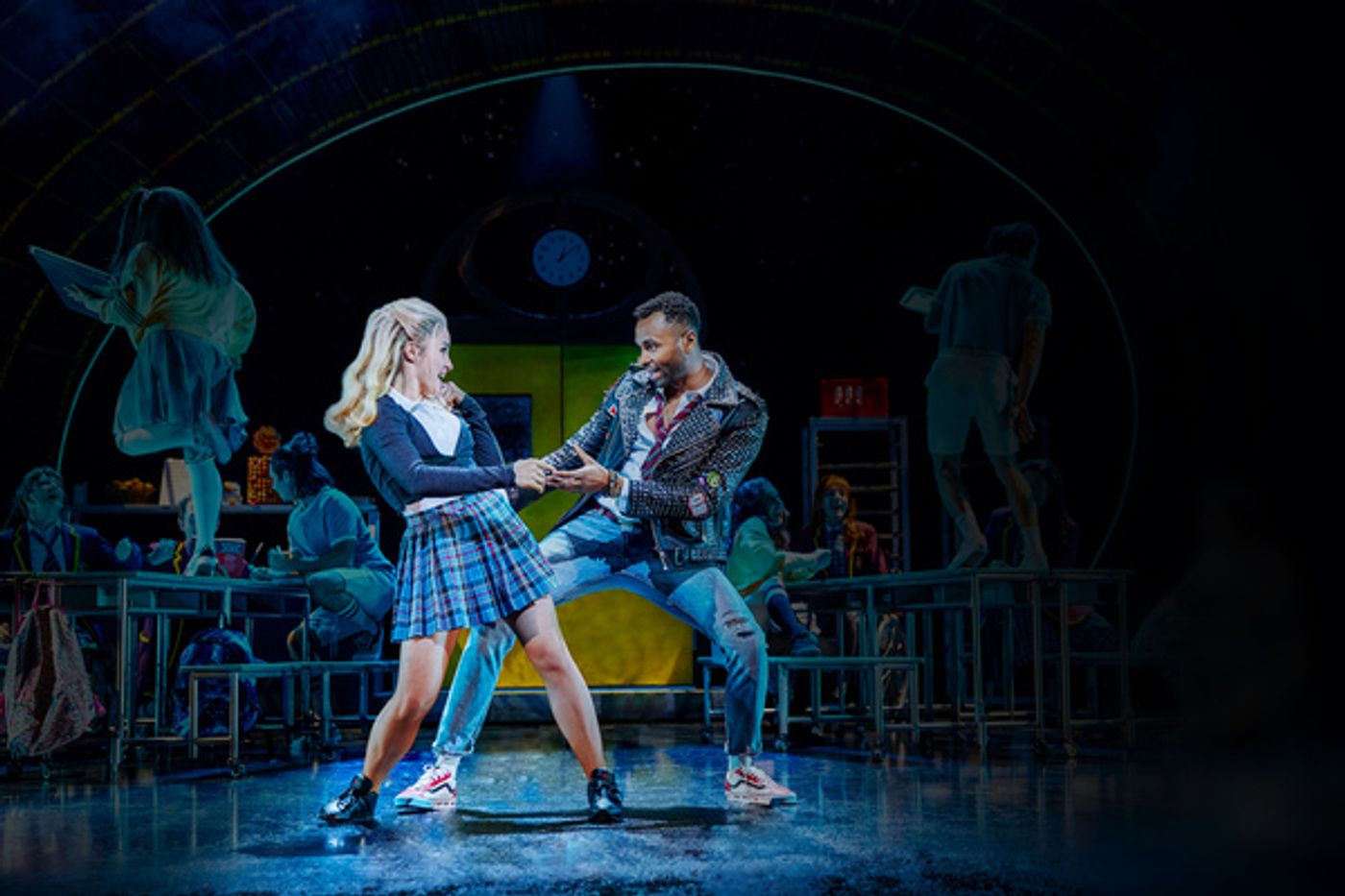 Photos: Get A First Look At The New Non-Replica Production of WICKED in Hamburg  Image