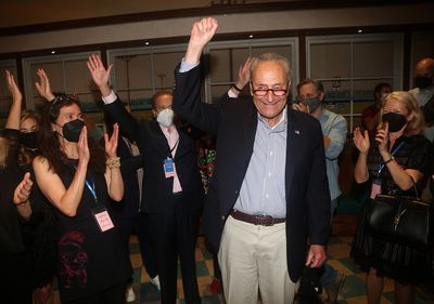 Senator Chuck Schumer and Company of Waitress Photo