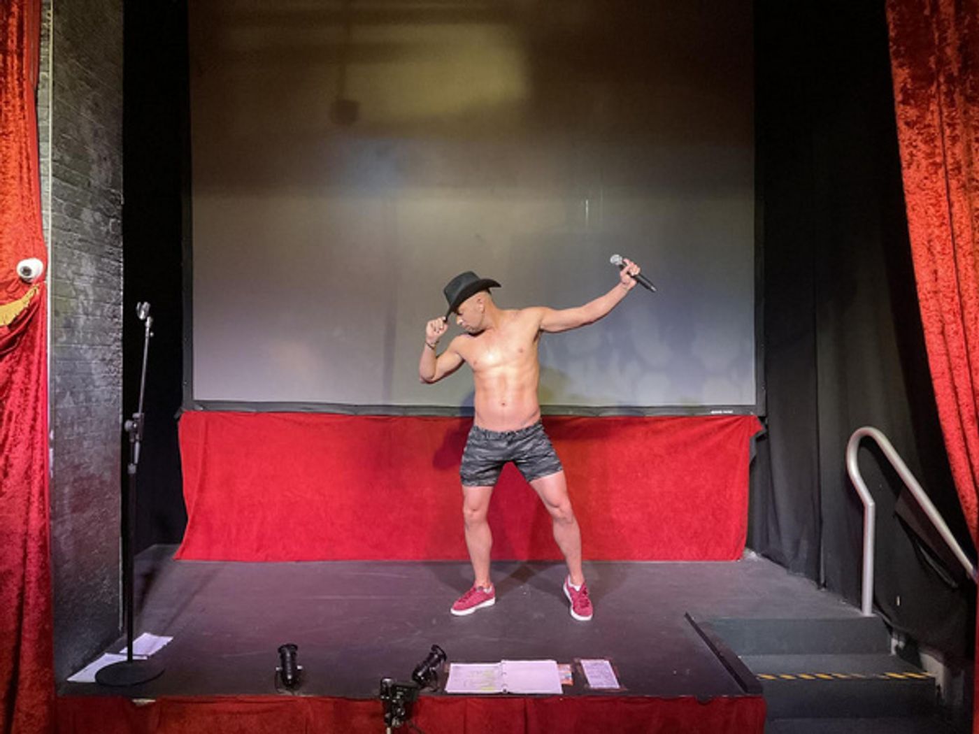 Photos: First Look Behind the Scenes of NAKED BOYS SINGING! in Las Vegas  Image